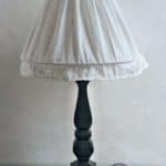 Lampada da tavolo con base in legno Luxelodge